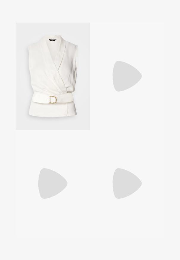 Ärmellose weiße Bluse mit Wickeldesign und einem taillierten Bund. Verfügt über eine glatte Textur und eine goldene, runde Schnallenakzent.; Hellgrüne, hosen mit weitem Bein aus Leinen. Mit hoher Taille und schlichter Vorderseite mit einer einzelnen Falte.; Braune Leder- und geflochtene Stroh-Absatzsandalen mit einem Knöchelriemen, offenem Zeh und einem klobigen Holzähnlichen Absatz mit horizontalen Streifen.; Weiße Handtasche aus Kunstleder mit kurzen Henkeln, verstellbarem Schulterriemen und goldfarbener Hardware; verfügt über ein dezentes Logo auf der Vorderseite.