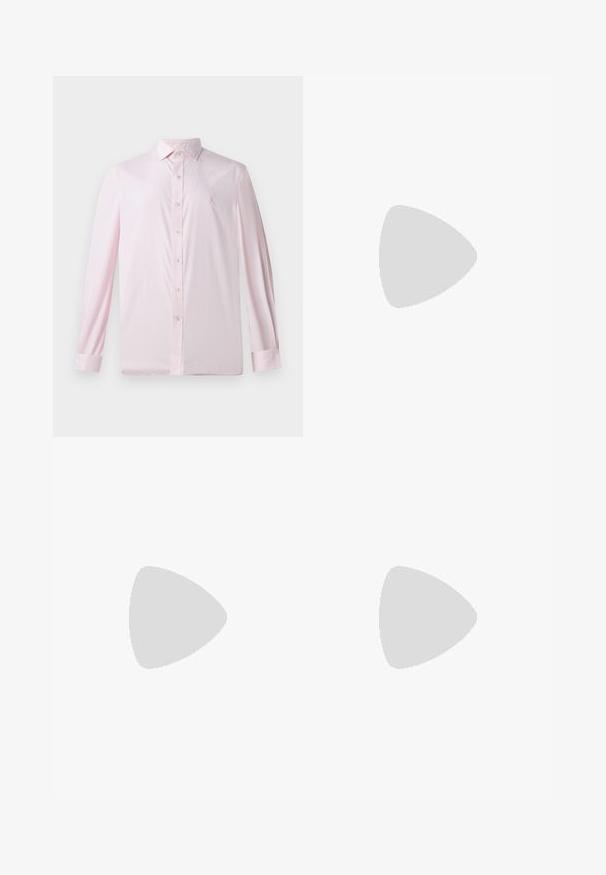 Cămașă roz cu mânecă lungă, cu nasturi, cu dungi verticale, guler cu vârf și nasturi albi în contrast; prezintă un mic logo pe piept.; Pantaloni navy dintr-un material neted, cu o croială ușor ajustată, plisuri în față, bucle pentru curea și un sistem de închidere cu un singur nasture.; Loafers slip-on din suede bleumarin, cu o talpă ușoară din cauciuc alb și detalii din iută țesută pe margine; textură netedă și design simplu.; Ochelari de soare cu ramă din metal auriu și lentile de culoare verde închis, stil aviator, cu brațe subțiri și accente din fâscă pe vârfuri.
