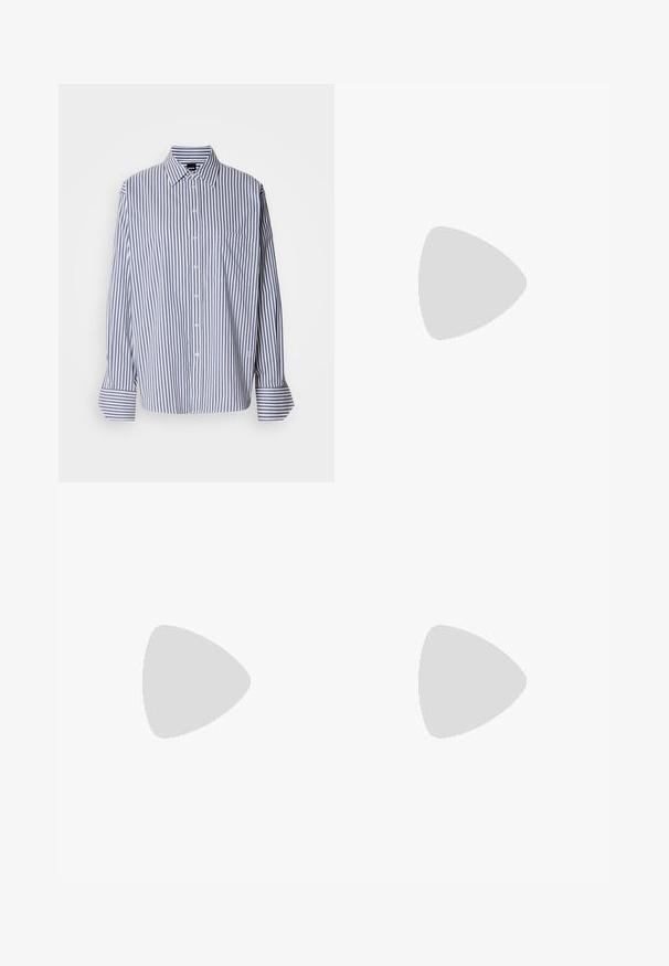 Randig skjorta med knappar i blå och vit bomull, med långa ärmar, krage, bröstficka och böjd nederkant.; Ljusblå raka jeans med hög midja, bältesöglor och slitna hål på vänster lår, högra knäet och nedre vänstra benet.; Svart läderankelboot med spetsig tå, elastiska sidopaneler med vertikala spår och en låg blockklack. Slät textur och stilren design.; Svart läderhandväska med en böjd form, silverfärgad dragkedja och ett kort handtag. Har en diskret logga på framsidan och en slät yta.