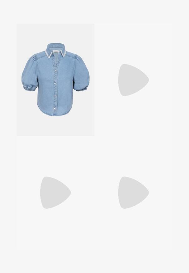 Camicia in denim azzurro chiaro con maniche corte a sbuffo, colletto rifinito in pizzo e chiusura con bottoni. Tessuto morbido con orlo arrotondato.; Pantaloni bianchi su misura con design a gamba dritta, dotati di chiusura a bottone, passanti per cintura e tasche laterali; tessuto morbido.; Sandalo con zeppa blu navy, con cinturini incrociati, una piattaforma in fibra naturale testurizzata e un accento metallico dorato alla base.; Borsa a mano bianca strutturata con manici corti e tracolla, dotata di dettagli in metallo dorato e materiale testurizzato, esposta su uno sfondo grigio.