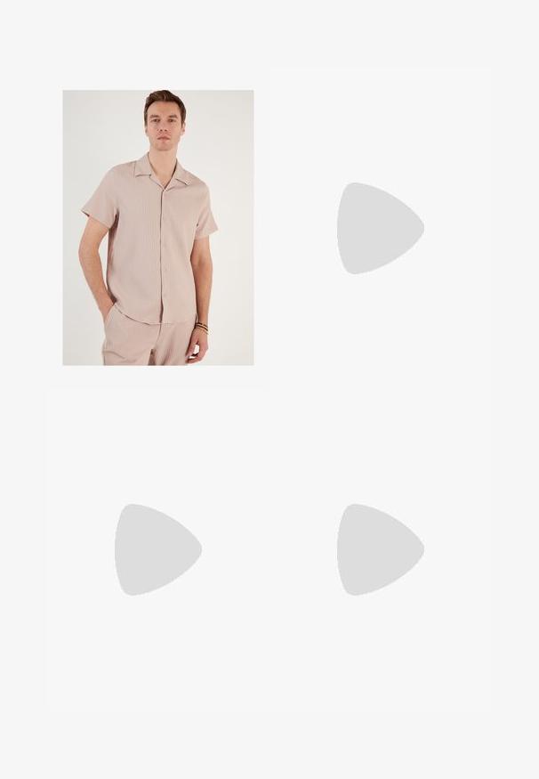 Rövid ujjú, világos rózsaszín ing, bordázott anyagból készült. Különleges jellemzői közé tartozik a gallér és az elülső részén elhelyezett gombok, lazább szabása van.; Fekete, bő szárú nadrág sima textúrával, két elülső zsebbel és enyhén megemelt derékkal.; Fekete bőr mokaszin lekerekített orral, varrott részletezéssel és díszes pánttal az elején. Lapos talp minimalista profilal.; Ezüst rozsdamentes acél kvarcóra fekete, téglalap alakú számlappal, analóg mutatókkal, digitális kijelzővel és vízállósági jelöléssel.