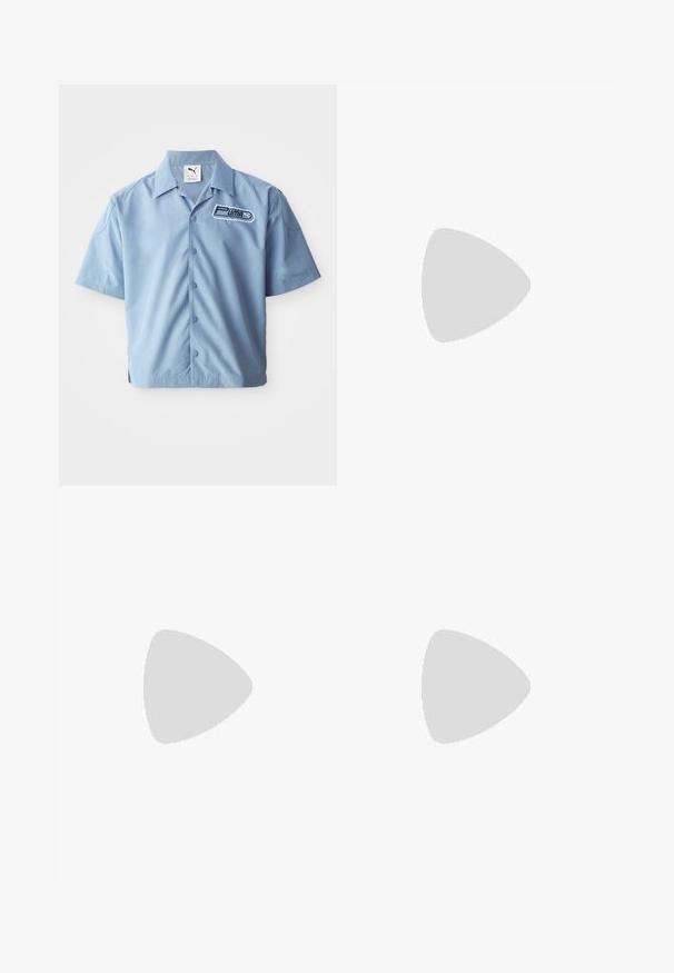 Lyseblå kortermet skjorte med knapper laget av mykt stoff. Har en svart og hvit Puma-logo på venstre bryst. Klassisk krage-design.; Lyseblå denimjeans med rett ben-design, med mid-rise liv, fem lommer og knap og lynlås lukning.; Svart skinn loafers med en kvastdetalj, med en tjock svart sula och gul sömnad längs kanten. Texturerad yta.; Tre-lags sølvmetallkjede med elegante, fleksible kjeder med en svak glans, sikret med en krabbe-lås og justerbar kjede.