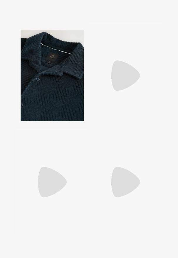 Mørkeblå struktureret skjorte med geometrisk mønster, med en spread collar, to knapper og en mærkeetiket på halsudskæringen.; Svarte shorts med et tekstureret mønster, der har plisseringer, knaplukning og en mellemlang længde. Fremstillet af letvægtsstof.; Beige ruskind espadrille med flad sål, lukket bagdel og vævet jute-trim langs kanten. Enkel, klassisk silhuet uden udsmykninger.; Sorte rektangulære solbriller med mørke linser, en mat overflade og logo detaljer på stængerne. Designet har lige kanter og tykke stel.