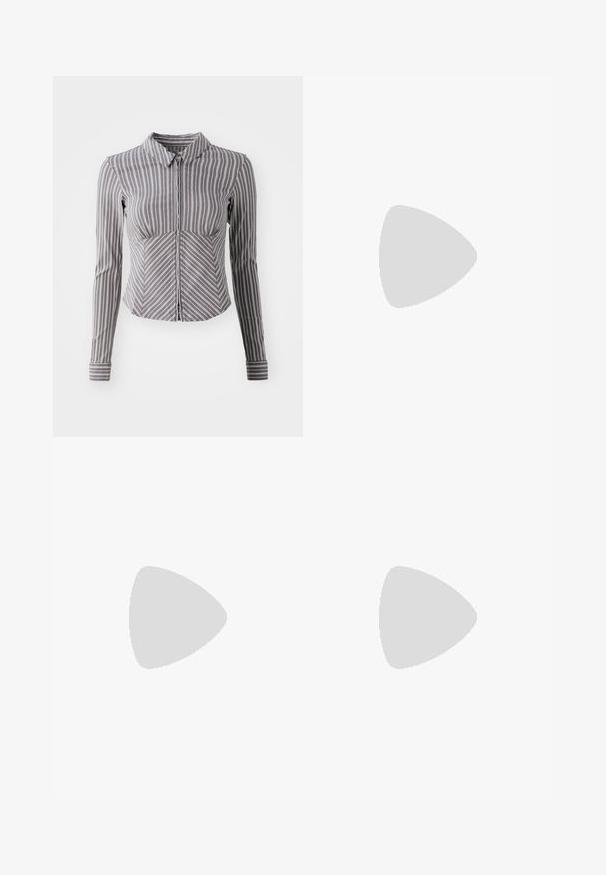 Camisa gris de manga larga con rayas blancas verticales, cuello con solapa y cierre en la parte delantera. Presenta un diseño ajustado y un dobladillo inferior curvado.; BDG Urban Outfitters DETROIT - Pantalones cargo - sand; Sandalias de plataforma beige con parte superior de ante suave, diseño de punta abierta, suela gruesa y branding sutil, combinadas con jeans oscuros de pata de elefante.; Clutch de cuero gris con una superficie suave y texturizada y cierre de cremallera. Presenta un logo grabado en la parte delantera. Se sostiene con una mano.