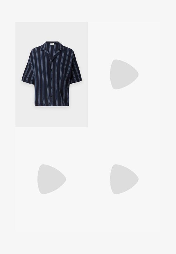 Camisa de manga corta con botones, que presenta un fondo azul marino con rayas verticales de color azul claro y un diseño de cuello clásico.; Pantalones azul marino de tejido suave, con botón delantero, diseño de pierna recta y bolsillos laterales. Sin patrones ni adornos visibles.; Los mocasines de cuero negro presentan una costura elevada, dos correas decorativas en la parte superior y una suela gruesa y texturizada para mayor agarre.; Billetera de cuero negro con un acabado texturizado, compartimentos con doble cremallera, un tarjetero redondo desmontable y una correa ajustable.