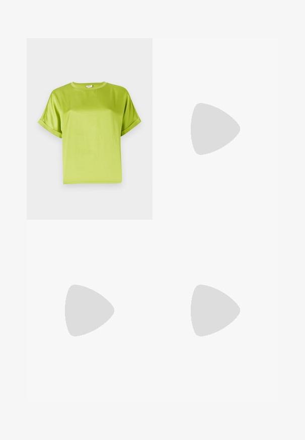 Haut vert vif à manches courtes avec un col rond. Tissu lisse et brillant avec une coupe décontractée. Manches retroussées et ourlet droit.; Pantalons larges noirs en cuir, avec une taille haute, des plis et deux boutons ronds à l'avant pour la fermeture.; Escarpin en cuir verni marron avec un bout carré, motif croco texturé, bride de cheville avec boucle dorée et un talon épais.; Sac à main en cuir noir avec une forme courbée, bandoulière amovible et des accessoires en or. Le sac est doté d'un rabat avec un détail de boucle.
