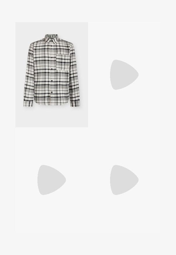 Overhemd met knoopsluiting in zwart-wit geruit patroon; lange mouwen, een enkele borstzak en een klassieke kraag, gemaakt van zachte stof.; Crewneck katoenen t-shirt in off-white, met korte mouwen, een relaxte pasvorm en een gladde, lichte textuur.; Beige denim jeans met een recht gesneden ontwerp, voorzien van voorzakken, een metalen knoopsluiting en een subtiele textuur.; Lichtbeige loafers met een spitse neus, glad materiaal, een band over de wreef en een lage bruine zool. Eenvoudig ontwerp met minimale accenten.