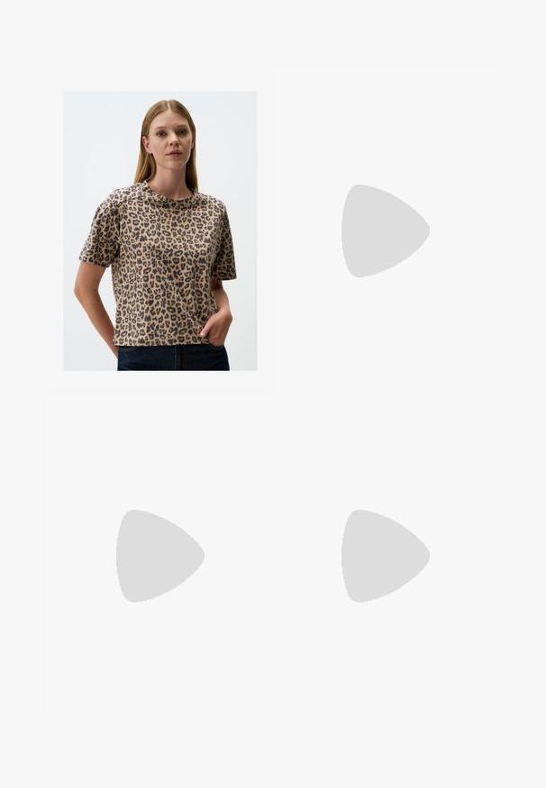 T-shirt en coton à manches courtes imprimé léopard, avec un col rond, une coupe décontractée et une texture douce ; nuances de beige et de noir.; Jeans en denim bleu clair avec une coupe large, des détails déchirés, un design à cinq poches et une fermeture éclair.; Sandales plates avec une semelle en caoutchouc beige, conçues avec trois brides en cuir blanc se chevauchant et un petit nœud au centre.; Sac à main en cuir marron avec une forme conique, des poignées robustes et des coutures blanches contrastées. Dispose d'une bandoulière amovible pour plus de polyvalence.