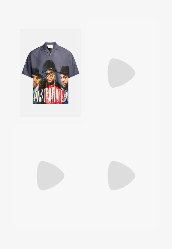 Kurzärmeliges Hemd mit Knopfleiste, das einen grafischen Druck von drei Figuren zeigt, überwiegend in blauen, grauen und roten Tönen, mit weißem Text.; Schwarzes Kurzarm-Polo-Shirt mit einem strukturierten, abstrakten Muster. Der Kragen ist flach und leicht geöffnet, was das entspannte Design unterstreicht.; Jeansshorts in Hellblau mit klassischem Schnitt. Verfügt über fünf Taschen, orangene Nähte und ausgefranste Säume.; Schwarze Leder Slipper mit glatter Oberfläche, runder Spitze und dekorativer Naht auf dem Vorderblatt. Niedriger Blockabsatz und leichter Glanz.