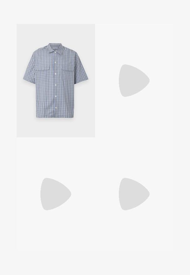 Košile s krátkým rukávem na knoflíky s modrým, bílým a černým károvaným vzorem a dvěma klopovými kapsami na hrudi na bílém pozadí.; Bílá bavlněná tričko s krátkými rukávy, klasickým výstřihem a decentním logem Levi's vytištěným uprostřed. Měkká textura a standardní střih.; Tmavomodré džíny z denimu se straight střihem, pěti kapsami, kontrastním oranžovým šitím a knoflíkovým zapínáním. Žádné viditelné vzory ani ozdoby.; Černé kožené společenské boty s kulatou špičkou, šněrováním a nízkým podpatkem. Hladký povrch s minimálním šitím.