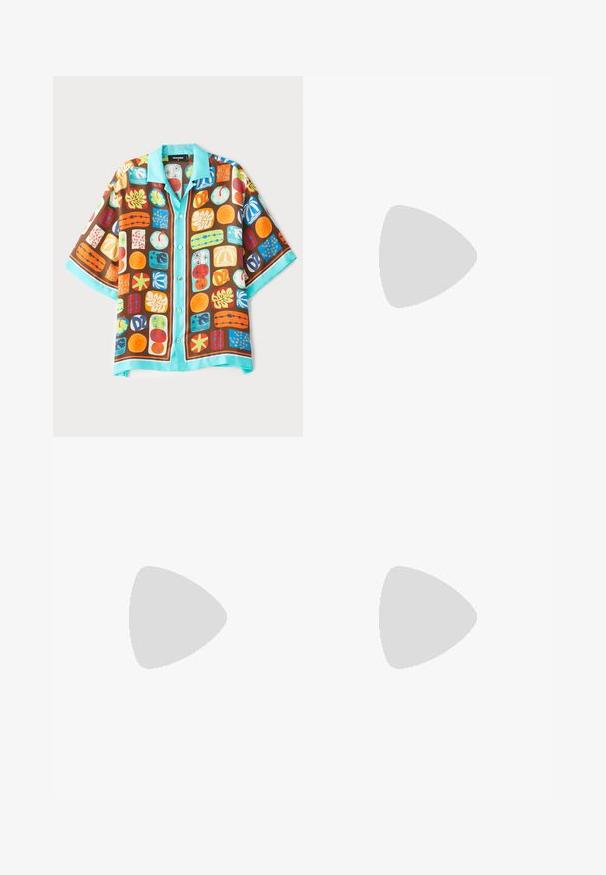 Camicia a maniche corte con una base marrone impreziosita da motivi geometrici e disegni floreali colorati. Accentata da un colletto e un orlo di colore azzurro chiaro.; T-shirt bianco in cotone con collo rotondo, maniche corte e orlo dritto. Presenta un piccolo etichetta del marchio sul lato sinistro.; Pantaloni cargo beige realizzati in cotone, con una vestibilità a gamba larga, due grandi tasche laterali e chiusura con bottone in vita.; Sneaker bianco e verde realizzato in suede e pelle, con strisce verdi, lacci bianchi e suola in gomma. Abbinato a jeans blu.