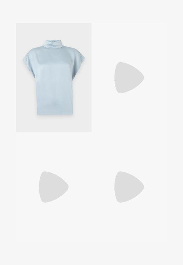 DRYKORN ALARIA - Camicetta - blue; Pantaloni a gamba larga di colore azzurro chiaro realizzati in tessuto morbido, con una vita alta e pieghe frontali per una maggiore struttura.; Sandal con tacco alto nero con dettagli frangiati, cinturino alla caviglia con hardware dorato, punta quadrata piatta e due cinture incrociate sulla tomaia.; Borsa a tracolla in pelle nera con design a cima arricciata, dotata di due manici corti e di una lunga tracolla regolabile. Texture liscia, forma arrotondata.