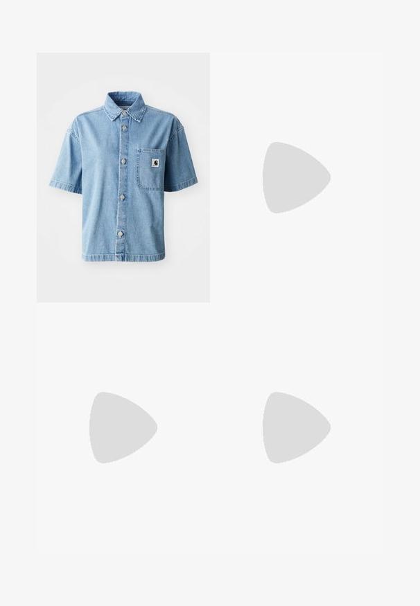 Kortærmet denimskjorte i lys blå, med knaplukning foran, spids krave, en enkelt brystlomme og metalknapper.; Lysblå kortærmet bomulds t-shirt med rund hals og lille gult og rødt Carhartt-logo på venstre bryst.; Blå denimbukser med en blanding af mørkeblå og lyseblå nuancer, en snoretræk i taljen og et løst, bredbenet design.; Creme sneakers med blå ruskindstriber, hvide snørebånd og gummisål. Parret med grå sweatpants med hvide sidestiber.