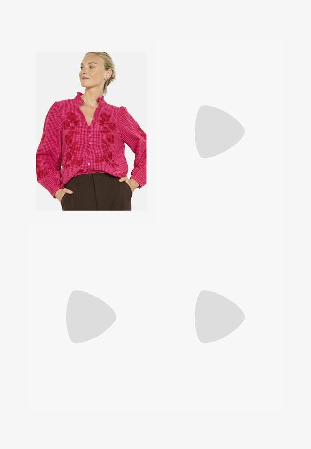 Roosa ruuduline pluus lilleliste tikanditega, volangkrae, pikad varrukad ja eesnööbid. Pehme tekstuur kontrastsete punaste aktsentidega.; Heledad sinine kõrge vöökohaga laiad teksad, ees nupp ja tõmblukk, ees ja taga taskud, valge tausta peal.; Valge ja pruun mustriga tossud, millel on võrk ja nahk, pruuni kummitaldaga. Kombineeritud heledate beežide laia säärega pükstega.; Aviatori prillid, millel on gradient sinine objektiiv, hõbedane metallraam ja dekoratiivsed staaraktsendid objektiivil. Sujuv ja stiilne disain.