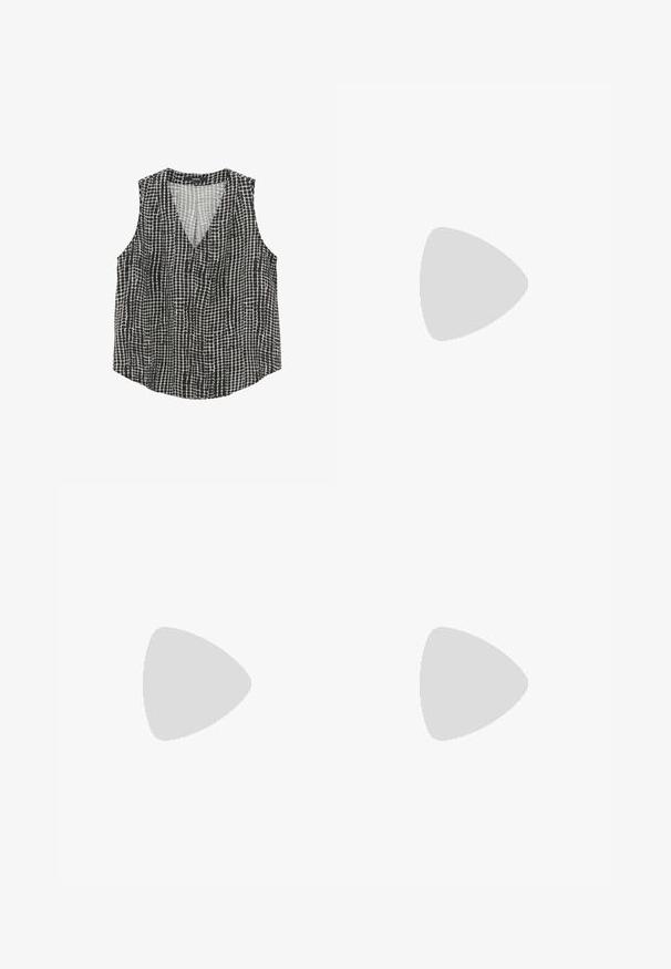Top senza maniche in una fantasia a quadri bianco e nero. Presenta un collo a V, tessuto leggero e vestibilità regolare con orlo leggermente curvato.; Pantaloni larghi marroni realizzati in tessuto morbido, con vita elastica e cordoncino, e due tasche laterali.; Sneakers in suede marrone con strisce in pelle bianca, suola in gomma, punta rotonda e lacci. Presentano un logo sulla linguetta e dettagli perforati.; Borsa tote in pelle marrone con texture liscia, design con apertura superiore e due spallacci. Presenta cuciture minime e nessun hardware visibile.