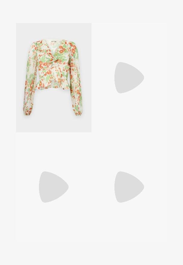 Diane von Furstenberg MARY - Užsagstoma palaidinė - marlene batik ivory; Kreminės spalvos platėjančios kelnės su kalnų akmenimis papuoštais juosmuo ir užpakalinėmis kišenėmis, pagamintos iš minkštos, tekstūrinės medžiagos.; Metaliniu rožiniu auksu padabinti aukštakulniai sandalai su dirželiais, turintys tekstūruotą viršutinę dalį, atvirą pirštą ir kulkšnies dirželį su auksiniu sagtimi.; Ruda odinė rankinė su sklende, auksinėmis detalėmis ir reguliuojama juosta. Pasižymi glotnia tekstūra ir elegantiška stačiakampio forma.