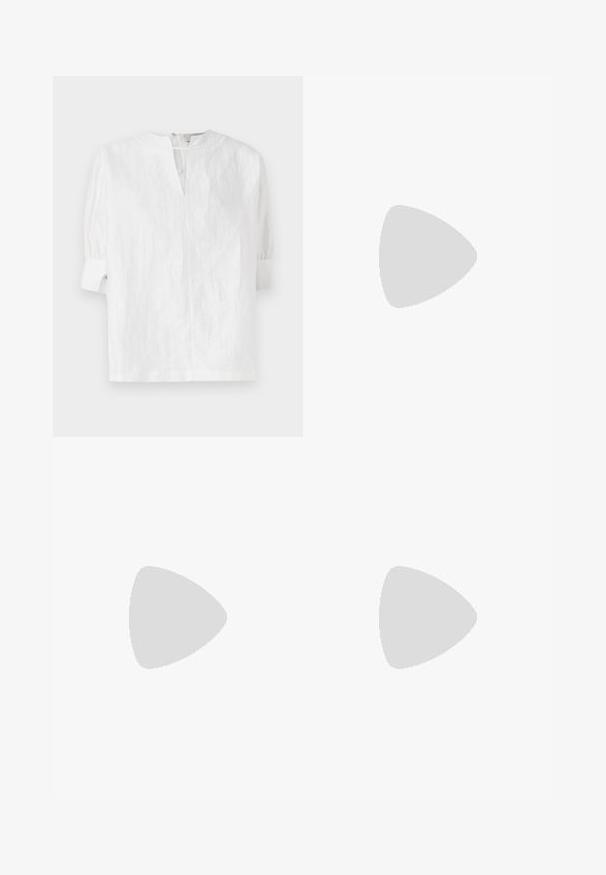 AERON STACY SHIRT  - Palaidinė - white; Balti išplėsti džinsai, pagaminti iš džinsinio audinio. Aukštu juosmeniu su priekinėmis kišenėmis ir sagčių uždarymu. Lygus paviršius ir minimalūs siuvimo detalės.; Juodos odinės baleto bateliai su smailiu pirštu ir šoniniu dirželiu, papuoštu apvaliu auksiniu akcentu. Lengvi su plokščiu padu.; Juodas rankinės pagamintas iš struktūrizuotos odos, su deimanto raštu, auksinės spalvos grandinėle, viršutine rankena ir logotipu išsiskiriančiu užtrauktuku.