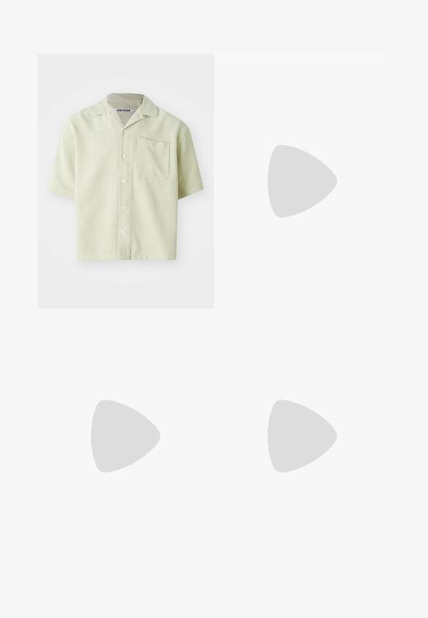 Lühikeste varrukatega helesinine särk, millel on peen triibuline muster, ühekohaline rinna-tasku ja nööpidega ees. Valmistatud hingavast materjalist ja mahukast lõikest.; Valge puuvillane t-särk lühikeste varrukatega, ümmarguse kaelusega, lõdva lõikega ja ilma nähtavate logodeta või mustriteta. Sile tekstuur ja minimaalne disain.; Mustad püksid, millel on voltidega eesmine disain, valmistatud siledast kangast. Omab nup closure ja vöökinnitusauke; sirge jalgade lõige.; Mustad Nike Air Force 1 tossud musta sileda nahast, perforatsioonidega varvas hingavuse tagamiseks, mustad paelad ja tekstureeritud kummitald.