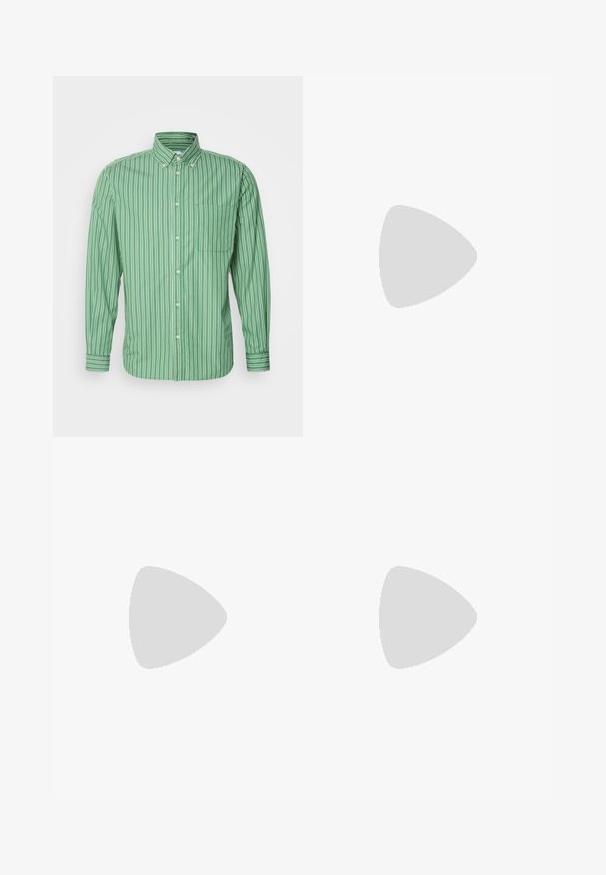 Πράσινο πουκάμισο με κατακόρυφες λευκές ρίγες, γιακά με κουμπιά, μπροστινή τσέπη, μακριά μανίκια και υφασμάτιν�η υφή. Σχέδιο τακτοποιημένης εφαρμογής.; Λευκό μπλουζάκι από βαμβάκι με γραφικό κείμενο μπροστά σε κόκκινο και ναυτικό: "LEVI STRAUSS & CO." και "EXTRA STRENGTH LEVI'S" μαζί με μια εικονογράφηση αλόγου.; Ανδρικό τζιν παντελόνι σε ευθεία γραμμή, μαύρου χρώματος, με πέντε τσέπες και πορτοκαλί ραφές, με κουμπί και φερμουάρ στον μπροστινό ιμάντα.; Σκούρα μπλε σουέτ αθλητικά παπούτσια με λευκή καουτσούκ σόλα και κορδόνια, σε συνδυασμό με φαρδιά τζιν παντελόνια σε μεσαίο μπλε πλύσιμο.