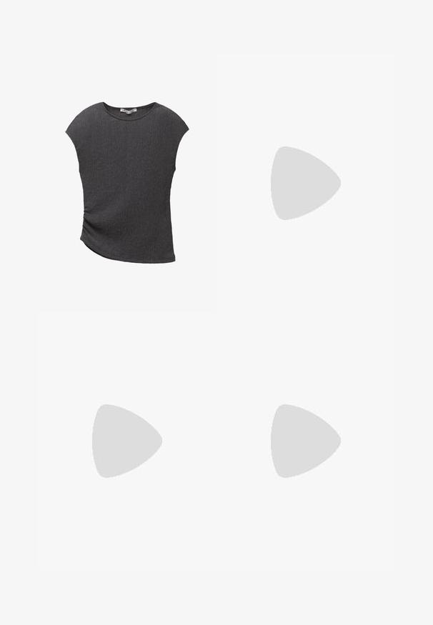 Haut gris à manches courtes en tissu texturé et nervuré. Doté d'un ourlet incurvé et d'une coupe décontractée, idéal pour un look casual.; Pantalons larges en gris foncé, présentant un tissu texturé et une taille élastique avec un cordon de serrage. Design simple et minimaliste.; Baskets de sport vertes avec des accents blancs et marine, détail de bande rose et tissu texturé. Lacées avec des lacets blancs ; semelle en caoutchouc.; Lunettes de soleil teintées de rouge avec une monture rectangulaire, dotées de verres bruns. Accentué par un petit logo en or sur la tempie droite.