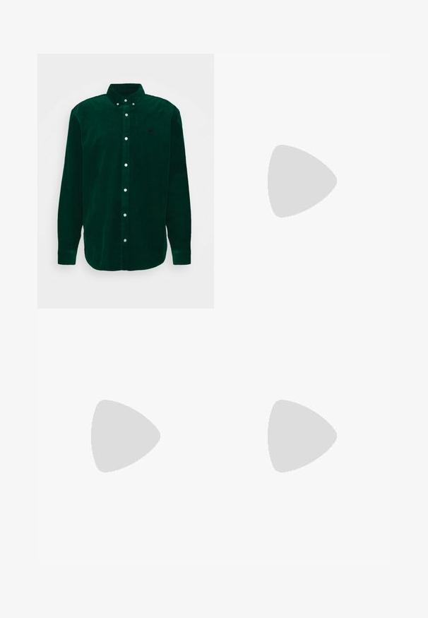 Carhartt WIP MADISON - Majica - chervil; Bijela pamučna majica kratkih rukava, s malim zelenim Adidas logotipom na lijevoj strani prsnog koša. Jednostavan, klasičan dizajn s okruglim izrezom.; Crne sportske hlače s uzorkom leopard tiska, s bijelim dizajnom u tri pruga i logotipom sportske marke sa strane.; Bijela tenisica s zelenim akcentima. Ima tri zelene pruge, teksturirani vrh čarape i logo sa strane. Gumeni potplat s teksturiranim uzorkom.