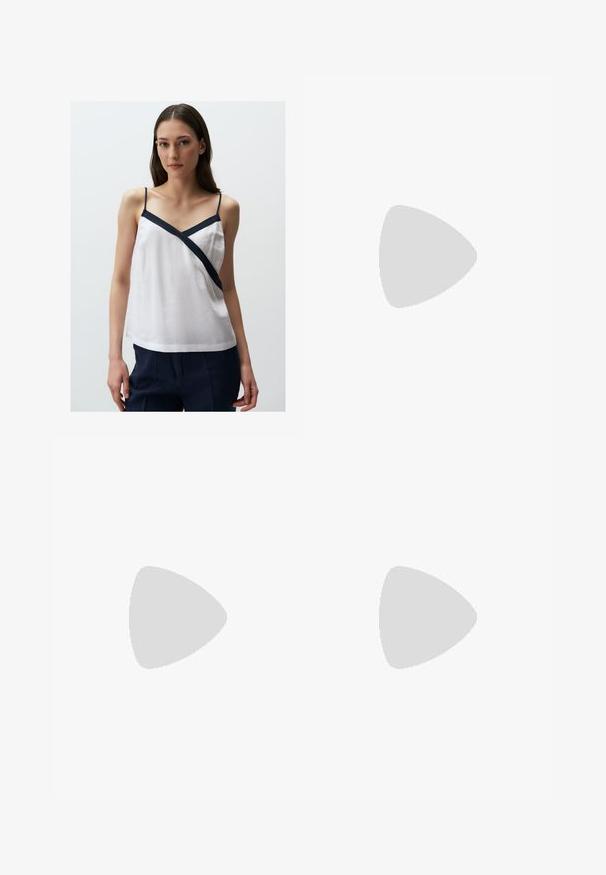 Weißes Leinen-Top mit navyblauen diagonalen Details, dünnen Trägern und lockerer Passform. Eignet sich für lässige Anlässe.; Schwarze Polyester-Culotte mit einem elastischen Bund, zwei vorderen Falten und einer lockeren Silhouette. Keine sichtbaren Muster oder Hardware-Details.; Schwarze patentierte Sandalen mit Absatz, quadratischer Spitze, Knöchelriemen und silbernen Schnallen. Mit einem stabilen Blockabsatz für mehr Stabilität.; Schwarze Lederhandtasche mit geschwungener Form, abnehmbarem Tragegurt und goldenen Beschlägen. Die Tasche verfügt über einen Deckel mit einer Schnallen-Details.