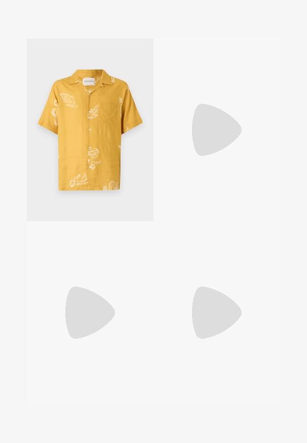 Kreklu ar īsām piedurknēm, izgatavotu no mustarda dzeltena auduma, ar baltām pārtikas tematiskām grafikām un krūšu kabatu. Pogājams dizains ar brīvu piegriezumu.; Mākslinieciskas bikses ar zemi tonētiem sarkaniem un brūniem toņiem, ar sarežģītiem rakstiem un kontrastējošām šuvēm, elastīgu jostasvītu un brīvu piegriezumu.; Tumši brūnas tekstūrētas ādas sporta kurpes ar saistēm priekšā un baltu rievotu gumijas zoli uz vienkārša gaiša fona.; Melni taisnstūrveida saulesbrilles ar zaļiem stikliem, spīdīga apmale, metāla detaļas un zelta logotipa akcents uz tempļa.