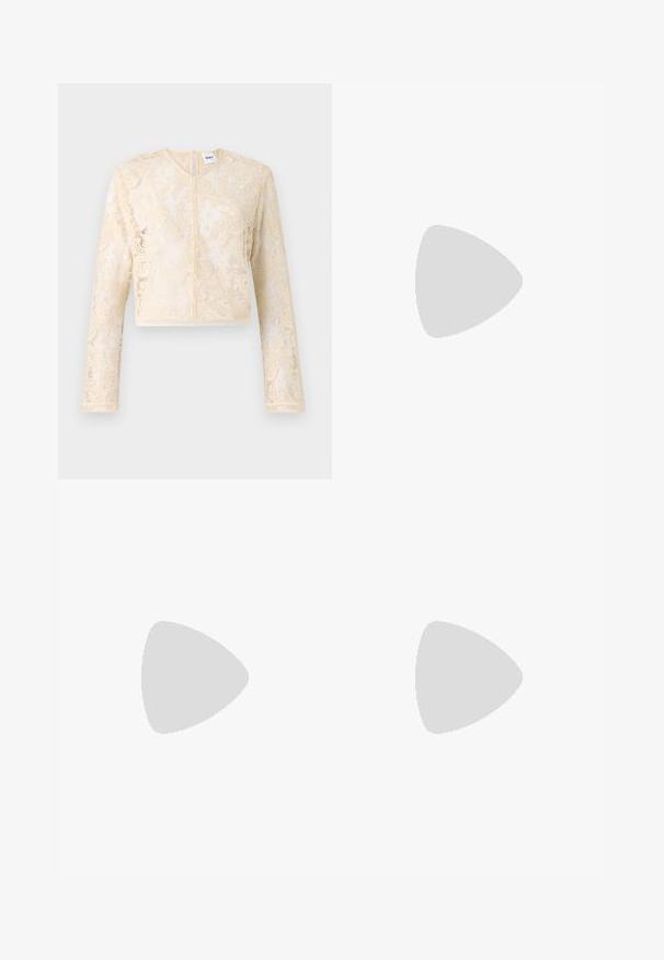 Beige kant lange mouwen cropped top met bloemmotieven en een subtiele glans, met een knoopsluiting aan de achterkant en een geribde zoom.; Zwarte op maat gemaakte broek met een recht model, voorzien van een soepele textuur en scherpe plooien aan de voorkant. Geen zichtbare hardware.; Zwarte leren sandaal met hak, voorzien van een verstelbare enkelband, open teenontwerp en een vierkante blokhak. Gladde textuur, minimalistische stijl.; Zwarte leren handtas met een gestructureerd ontwerp, featuring een verkorte vorm, bovenhandvat en gouden hardwareaccent. Inclusief verstelbare schouderband.