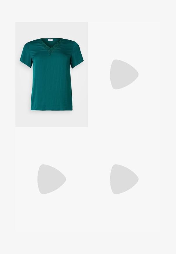 T-shirt turquoise à manches courtes en tissu doux, avec un col en V orné d'une finition en dentelle festonnée et une coupe décontractée. Texture lisse, sans motifs.; Jean en denim à jambes larges de couleur bleu profond, avec un détail de couture à l'avant, une fermeture à boutons et un design classique à cinq poches.; Sandales à talons vernies noires avec un bout carré, des sangles autour de la cheville et des boucles en argent. Dotées d'un talon bloc épais pour plus de stabilité.; Boucles d'oreilles en argent, avec une finition lisse et polie. Forme ronde, design léger, avec un mécanisme de fermeture sécurisé.