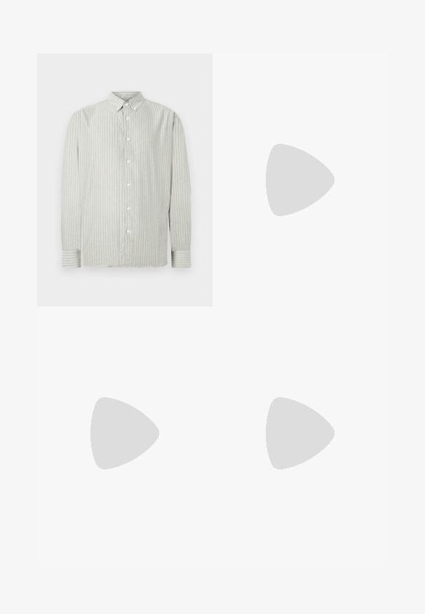 Gestreept overhemd in lichtgrijs en wit, met een klassieke kraag en lange mouwen met manchetdetails. Zachte stoftextuur.; Donkerdenimbroek met een losse pasvorm, featuring een hoge taille, plooien, een sluiting met een knoop aan de voorkant en gouden contrasterende stiksels.; Grijze en beige sport schoen met mesh panelen, gestippeld textuur en zilveren accenten. Heeft een gevoerde zool en vetersluiting.; Zwarte rechthoekige zonnebril met groene lenzen, matte afwerking, subtiele hardwareaccenten en een gegraveerd logo op de slaap.