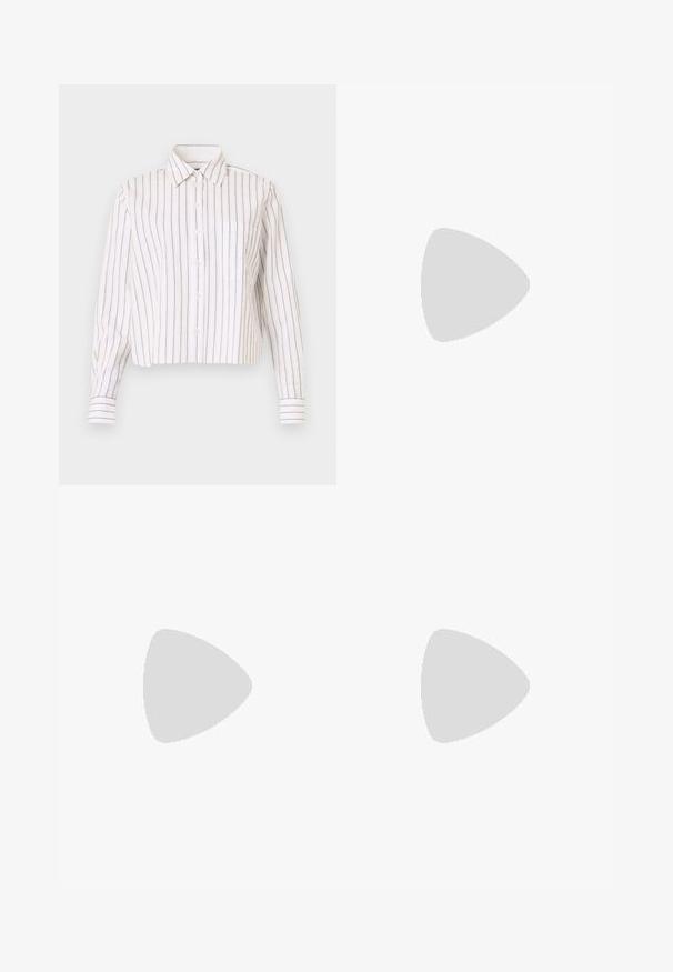 Gestreifte, knöpfbare Bluse in Weiß mit feinen braunen Streifen. Verfügt über einen spitzen Kragen, lange Ärmel und eine Brusttasche. Verkürzte Länge.; Schwarze, taillierte Hose mit geradem Bein, aus einem glatten Stoff und mit klaren Falten an der Vorderseite. Keine sichtbare Hardware.; Beige Blockabsatzsandalen mit dünnen Riemen und quadrater Spitze. Glattes Material mit minimalem Design, entworfen für einfaches Tragen.; Schwarze Lederhandtasche mit einem strukturierten Design, das eine verkürzte Form, einen oberen Griff und goldfarbene Hardware-Details aufweist. Verstellbarer Schulterriemen ist enthalten.