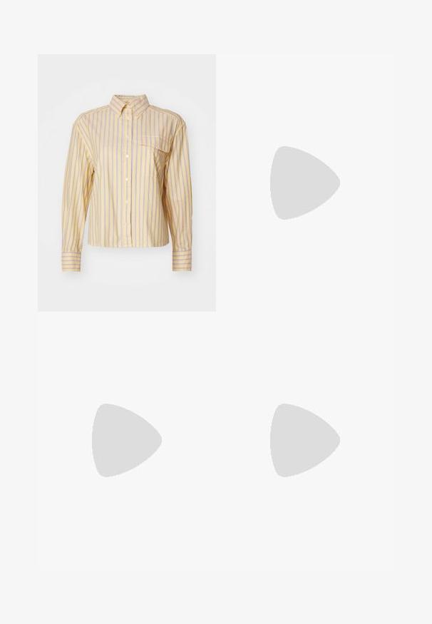 Camisa de rayas amarillas con finas rayas moradas, cuello de botón, mangas largas, un bolsillo en el pecho y textura de algodón suave.; Pantalones amplios negros con cintura elástica, hechos de tela suave, con una textura lisa y un diseño limpio y sin adornos.; Zapato de charol negro tipo slingback con punta puntiaguda, detalle de dos correas, acentos circulares dorados y un tacón bajo tipo bloque.; Bolso de mano negro acolchado con una correa de cadena dorada, que presenta un distintivo clasp dorado y una pequeña etiqueta, mostrando una superficie de cuero texturizada.