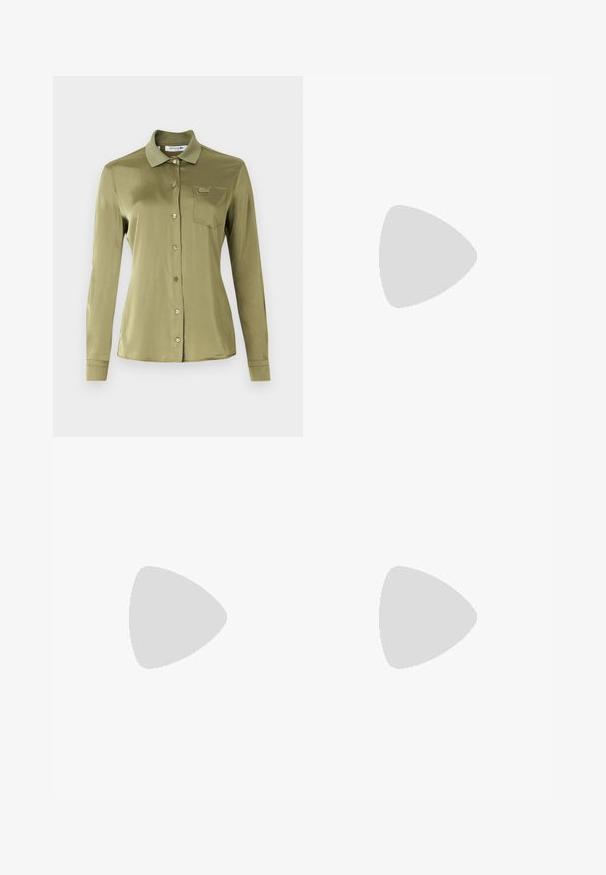 Lacoste Camicia - khaki; Pantaloni neri su misura con un design a gamba dritta, caratterizzati da una texture liscia e pieghe ben definite sul davanti. Senza hardware visibile.; Tacchi slingback in pelle nera con punta affusolata, caratterizzati da un tacco alto e un accento dorato sulla cinghia regolabile. Texture liscia.; Borsa a mano in pelle nera con un design strutturato, caratterizzata da una forma corta, manico superiore e accessori in metallo dorato. Inclusa tracolla regolabile.