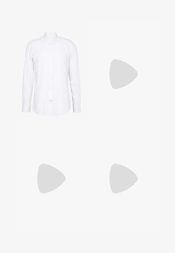 Camisa blanca de manga larga hecha de algodón. Presenta un cuello, cierre frontal con botones y puños con un solo botón. Textura suave, diseño limpio.; Camiseta de manga corta de color azul marino con rayas horizontales rojas, cuello redondo rojo y un pequeño logo en el pecho. Tejido de mezcla de algodón.; Pantalones de mezclilla oscura con un ajuste holgado. Presenta dos bolsillos traseros, un parche de cuero con el logo y un diseño de cinco estrellas en uno de los bolsillos.; Zapato oxford de cuero negro con diseño de cordones, punta redonda, suela de goma plana y un sutil detalle de costura en la parte superior.