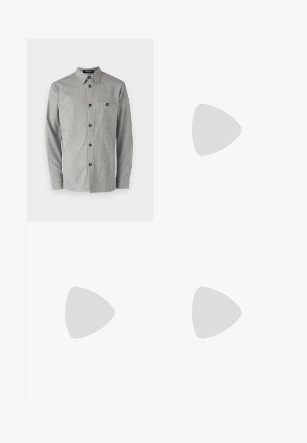 Grijze wollen shirt met een button-down kraag, lange mouwen, een borstzak en zwarte knopen. Heeft een gestructureerde stofafwerking.; Zwarte katoenen T-shirt met een klassieke ronde hals, korte mouwen en twee kleine witte "SAMSØE" logo's op de linkerkant van de borst.; Zwarte denim broek met een rechte snit, voorzien van een standaard tailleband, vijf zakken en een knoopsluiting. Gladde textuur overal.; Zwarte leren instappers met een gestructureerde afwerking en een contrasterende beige rubberen zool. Beschikt over een subtiele accent langs de voorkant.