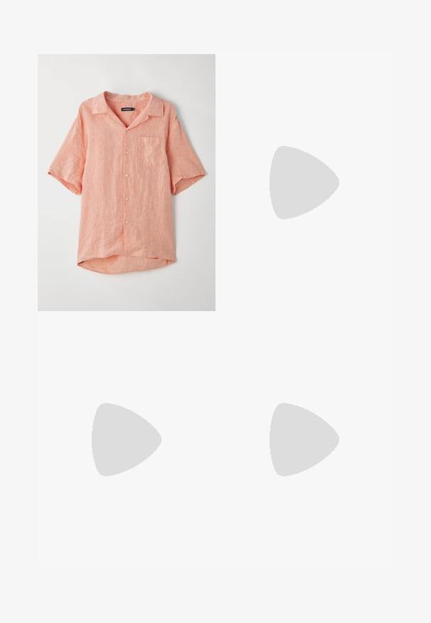 Korte mouwen, button-up shirt in licht koraal, gemaakt van geweven linnen stof. Heeft een enkele borstzak en een camp collar ontwerp.; Witte denim jeans met een recht gesneden pijp, vijf zakken en een knoopsluiting in de taille. Heeft subtiele stiksels en metalen hardware accenten.; Lichtbeige leren sneakers met platte veters, een gestructureerd oppervlak en een contrasterende crème-kleurige rubberen zool, gecombineerd met zwarte taps toelopende broek.; Bruine nylon draagtas met dubbele handvatten, ritsafsluiting en een blauw logo-label. Glad textuur, gestructureerd ontwerp, ruime binnenkant.