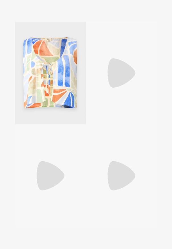 Rövid ujjú blúz könnyű anyagból, színes absztrakt mintával. A színek között szerepel a kék, zöld, narancs és krém, valamint egy csomó részlet.; Világoskék, bőszárú farmernadrág, magas derekú, gombos záródással, elülső zsebekkel és nyers szegéllyel.; Krém és levendula színű sportcipők három csíkkal és texturált barna talppal, fűzőkkel és párnázott sarokkal. Puha anyagú felsőrész.; Fekete bőrtáska két hosszú pánttal, összehúzott tetejével és arany kör alakú díszítéssel. Sima felület, minimalista design.