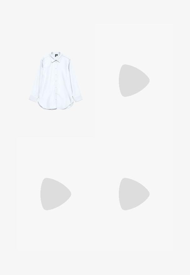 Hvit langermet skjorte med knapper, spiss krage, avrundet nederkant og jevn tekstur, med et stilrent design.; Rosa paljett skjørt med teksturert veving, med en slim passform og fem sølvknapper foran. Formet falm og glitrende detaljer.; Sorte skinnert remsandaler med spiss tå, liten kittenhæl og en dekorativ knute detalj foran. Glatt tekstur gjennom hele.; Hvit rektangulær clutch-veske laget av blankt materiale, med en sølvkjede-stropp. Modellen poserer og viser vesken mot en ensfarget bakgrunn.