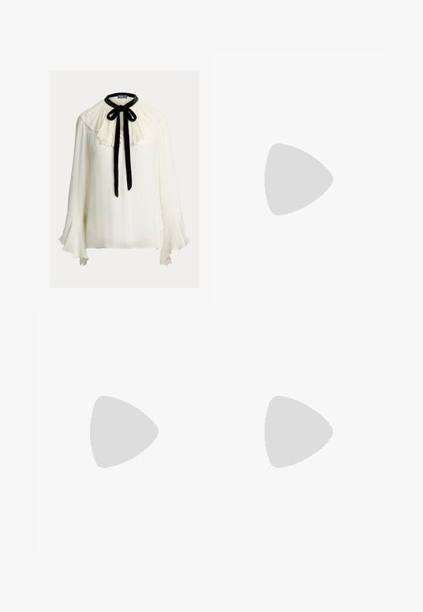 Bílá halenka s plisovaným, volánkovým límcem, černou sametovou mašlí a třemi knoflíky vpředu. Rukávy do zvonu s průsvitnou texturou.; Džíny s širokými nohavicemi v off-white denim. Vysoký pas s knoflíkovým zapínáním, dvě přední kapsy a detaily kontrastního šití.; Černé ploché sandály s minimalistickým designem. Mají tenké pásky, mezi prsty, zlaté kovové akcenty a hladkou, strukturovanou podešev.; Bílá kožená kabelka zakřiveného tvaru, se zlatými doplňky a texturovaným povrchem, nošená přes tmavý blazer a bílou košili.