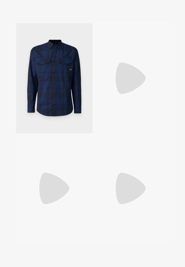 G-STAR MARINE SLIM - Πουκάμισο - imperial blue bold check; Μαύρο παντελόνι με ίσια γραμμή, κατασκευασμένο από ύφασμα από μείγμα βαμβακιού. Διαθέτει μεταλλικό κούμπωμα και πλαϊνές τσέπες. Χωρίς εμφανή σχέδια.; Μαύρο μποτάκι μέχρι τον αστράγαλο με λείο φινίρισμα, ελαστικές πλαϊνές πάνες και χοντρή, ανθεκτική σόλα. Τοποθετημένο σε φυσικό φόντο πάνω σε ξύλινη επιφάνεια.; Μαύρα γυαλιά ηλίου σε ορθογώνιο σχήμα, σκούροι φακοί, ασημί λεπτομέρειες στους κροτάφους και ματ φινίρισμα στον σκελετό.