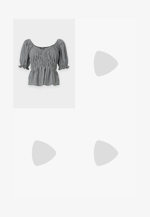 Blusa a scacchi bianca e nera con maniche a palloncino corte, scollatura quadrata e vita arricciata, caratterizzata da un design a peplo e dettagli a volants.; Pantaloni neri a gamba dritta, con tasche frontali e spacchi laterali all'orlo. Realizzati in tessuto morbido e liscio. Adatti a diverse occasioni.; Sandali con tacco in vernice nera, con punta squadrata, cinturini alla caviglia e fibbie in argento. Presentano un tacco a blocco spesso per maggiore stabilità.; Borsa tote in pelle nera con texture liscia, forma rettangolare e due manici lunghi. Nessun hardware o decorazione visibile.