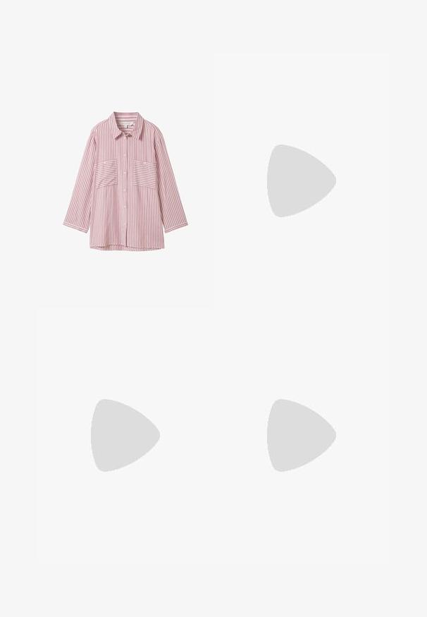TOM TAILOR Hemdbluse - pink white thin stripe; Helle blaue weite Jeans aus Denim, mit hoher Taille, frontalen Taschen und einem leicht ausgewaschenen Finish. Klassisches Fünf-Taschen-Design.; Schwarzer Lackleder-Stiefelette mit spitzer Zehe und einem mittelhohen Blockabsatz. Glatte Textur und minimalistisches Design.; Schwarze Handtasche mit strukturierter Form, glatter Textur und einem metallischen Verschluss. Kombiniert mit weiten schwarzen Hosen und offenen Sandalen auf einem Holzboden.