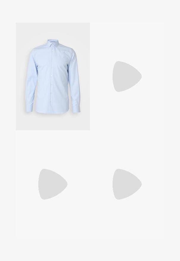 Hellblaues, langärmliges Hemd mit klassischem Kragen, aus glattem Stoff gefertigt, mit weißen Knöpfen entlang der Vorderseite, minimales Design.; Hellgraue Hose mit glatter Textur, flachem Front und geraden Beinen. Aus atmungsaktivem Material gefertigt, mit Innentaschen und Gürtelschlaufen.; Schwarze Lederloafer mit glatter Oberfläche, abgerundetem Zehenbereich und einem kleinen dekorativen Riegel. Ausgestattet mit einem niedrigen, gestapelten Absatz und einem dezenten Markenlogo.; Ray-Ban Sonnenbrillen mit grünen Gläsern, schwarzen Kunststoffrahmen und goldenen Akzenten an den Rändern. Quadratische Form mit matter Oberfläche.