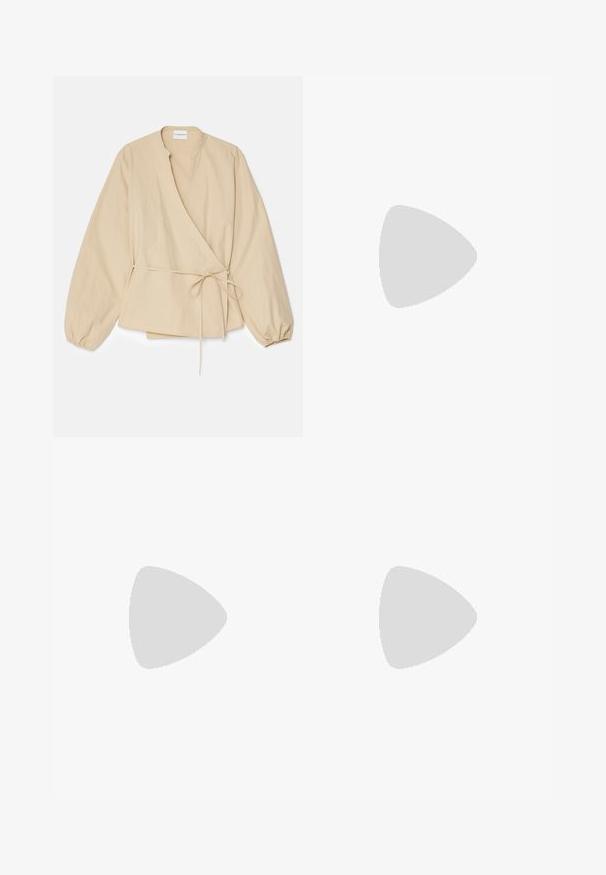 Chemisier beige à manches bouffantes longues, avec un décolleté en V, un lien sur le côté et une coupe décontractée, fabriqué en coton léger.; Pantalons beiges ajustés à coupe droite, avec des plis à l'avant, une texture lisse et une taille mi-haute. Pas de poches visibles.; Chaussure à talon haut en cuir blanc avec un bout pointu, une bride de cheville et un talon aiguille fin. Texture lisse avec une finition légèrement brillante.; Sac en cuir texturé marron en bandoulière avec une sangle en chaîne dorée et une fermeture à rabat. L'avant présente un détail de logo et une poche sous le rabat.