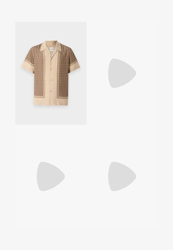 Chemise à manches courtes beige avec des motifs géométriques marron, dotée d'un col en V, d'une fermeture à boutons et d'une texture de tissu lisse.; Shorts en lin noirs avec une taille élastique, présentant une coupe décontractée et une longueur jusqu'aux genoux. Texture lisse, style simple et classique.; Baskets en cuir blanc avec une finition lisse, bout arrondi, lacets plats et semelle texturée. Présente un logo discret sur le talon.; Sac fourre-tout en tissu beige clair avec une finition texturée, doté de deux poignées en cuir marron contrastantes et d'accents métalliques en haut.