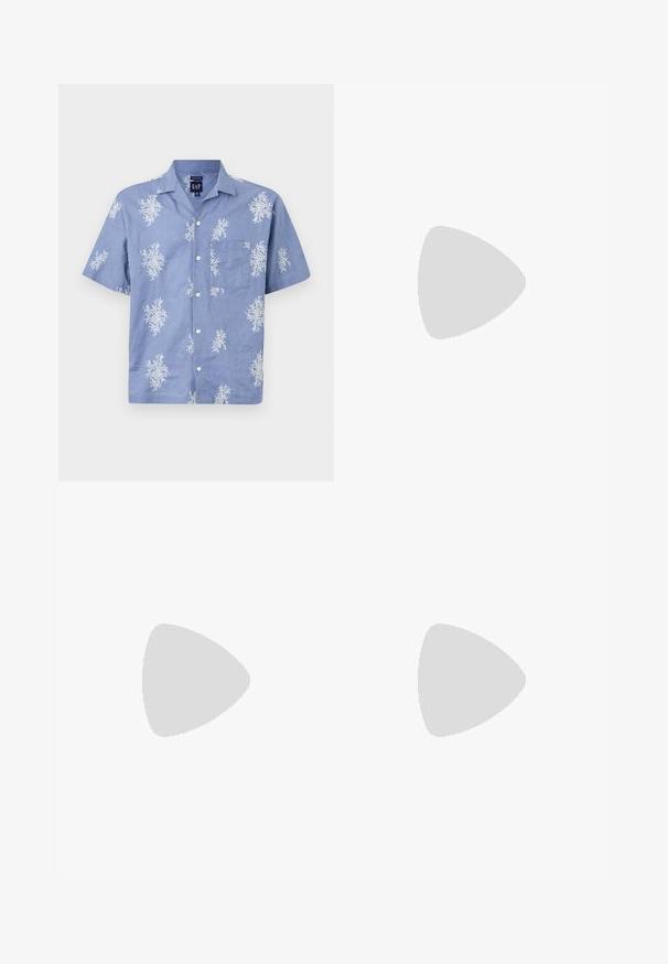 Chemise bleu à manches courtes en tissu léger, avec un motif floral blanc et une poche poitrine. Boutonnière sur le devant et col.; Polo noir à manches courtes avec un motif abstrait texturé. Le col est plat et légèrement ouvert, ce qui renforce le design décontracté.; Shorts en denim bleu clair avec une coupe classique. Comprend cinq poches, des coutures orange et des ourlets à bord brut.; Mocassins en cuir noir avec une finition lisse, bout rond et coutures décoratives sur la tige. Talon bas empilé et léger brillant.