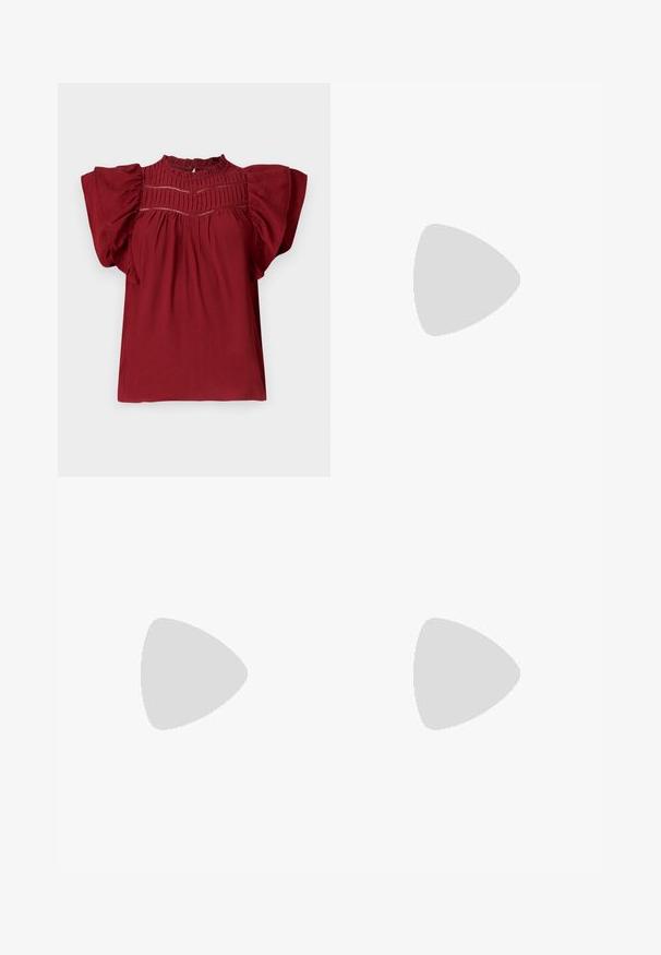 Blouse rouge avec des manches courtes et bouffantes, des plis texturés au niveau du col, et une fermeture à boutons à l'arrière. Tissu doux avec une finition lisse.; Pantalons larges noirs en velours doux, dotés d'une taille élastique et d'une texture lisse, sans détails ni motifs visibles.; Sandales à talons en daim noir avec une fine lanière à la cheville, design à bout ouvert et un talon carré modeste. Texture lisse et accents minimalistes.; Sac à main en cuir noir avec une forme courbée, bandoulière amovible et des accessoires en or. Le sac est doté d'un rabat avec un détail de boucle.