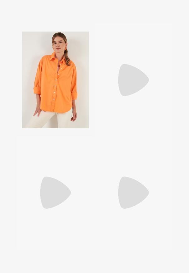 LELA LOOSE FIT - Košilová halenka  - orange; Černé kalhoty s rovným střihem, s předními kapsami a bočními rozparky na lemu. Vyrobené z jemné, hladké tkaniny. Vhodné na různé příležitosti.; Černé lakované sandály na podpatku se čtveratou špičkou, lýtkovými pásky a stříbrnými přezkami. Disponují masivním blokovým podpatkem pro stabilitu.; Hnědá kožená taška přes rameno s hladkou texturou, otevřeným designem a dvěma ramenními popruhy. Obsahuje minimální švy a žádné viditelné kovové prvky.