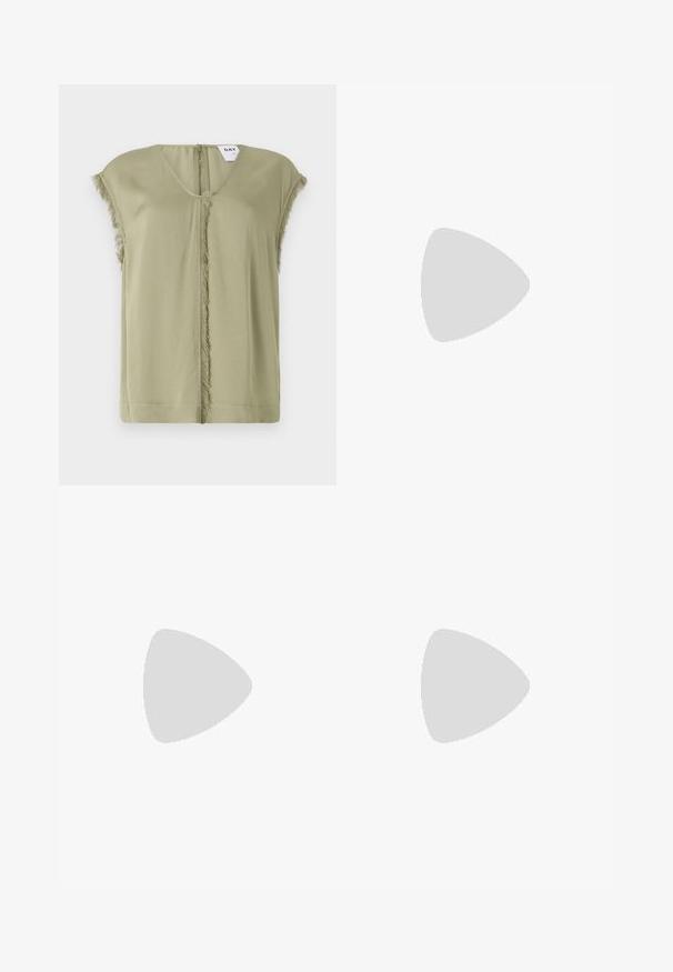 Oliven grøn bluse med V-hals, korte ærmer og makkerede kanter langs midten. Lavet af blødt stof med en afslappet pasform.; Lysblå vidbenede jeans lavet af denim, med høj talje, forlommer og en snøre detaljeret i taljen. Distressed tekstur.; Beige blokhælede sandaler med tynde remme og en firkantet tå. Glat materiale med minimal detaljering, designet til nem brug.; Sort læder skuldertaske med en blød tekstur, trekantet form og justerbar strop, kombineret med en lyseblå stribet skjorte og hvide bukser.
