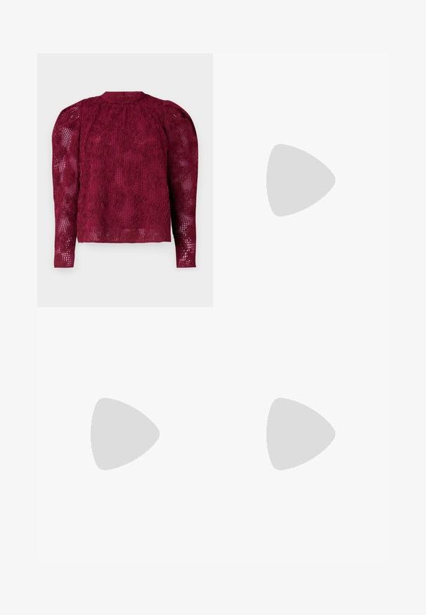 Top lung cu mâneci lungi de burgund, cu o textură complicată din dantelă florală, guler înalt și umeri bufantați. Material transparent cu un model subtil.; Pantaloni negri, croiți pe picior drept, cu bucle pentru curea și buzunare laterale. Fabricate dintr-un material neted, cu un finisaj curat.; Balerini din piele neagră, cu vârf rotund, textură netedă, detalii de cusătură minimale și un design al tălpii flexibil.; Geantă de piele neagră cu un design curbat, dotată cu studuri argintii, o cataramă și două buzunare laterale. Curea ajustabilă pentru opțiuni de transport.